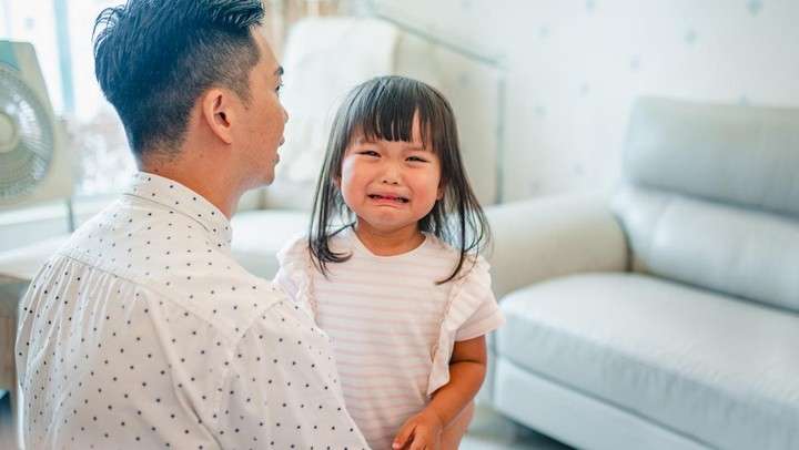 Cara Mudah Ayah Mengendalikan Anak yang Tantrum di Tempat Umum