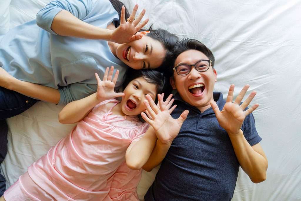 alt="Tips Menjadi Orang Tua Bahagia di Depan Anak"