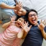 alt="Tips Menjadi Orang Tua Bahagia di Depan Anak"