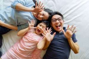 alt="Tips Menjadi Orang Tua Bahagia di Depan Anak"