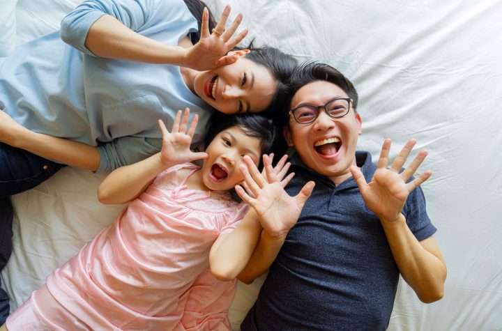 alt="Tips Menjadi Orang Tua Bahagia di Depan Anak"