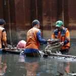 pasukan pembersih sampah sungai