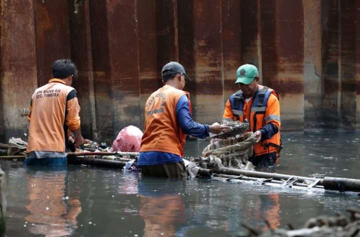 pasukan pembersih sampah sungai