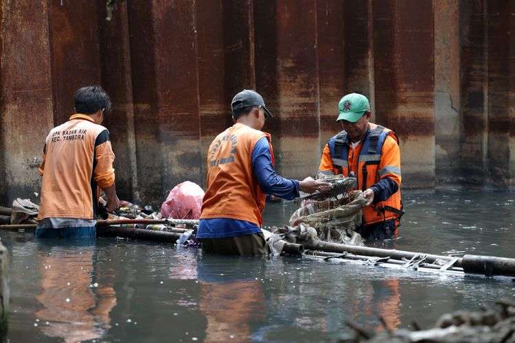 pasukan pembersih sampah sungai